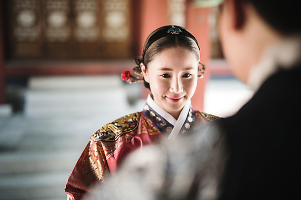 포토 JPG 주간 전통 부부 커플 여자 남자 한옥 서기 상반신 야외 두명 앞모습 뒷모습 30대 궁전 한국인 한복 수줍음 조선시대 세자 왕족전통의상 성인만 사극 국내포토 자연요소 한국전통 감정 뷰포인트 고건축 관계 모션 사람 동양인 장년 역사 전통의상 파일형식