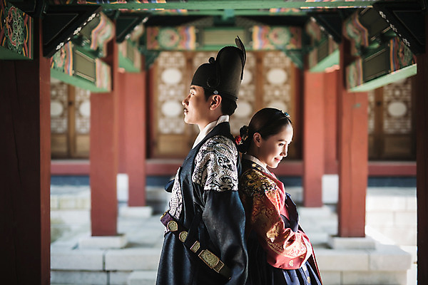 포토 JPG 주간 전통 부부 커플 여자 남자 한옥 상반신 야외 두명 옆모습 30대 궁전 한국인 등맞대기 한복 조선시대 세자 왕족전통의상 성인만 사극 국내포토 자연요소 한국전통 뷰포인트 고건축 관계 모션 사람 동양인 장년 역사 전통의상 파일형식