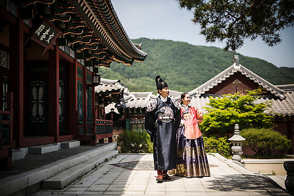 포토 JPG 주간 전신 전통 부부 커플 여자 남자 한옥 미소 야외 두명 앞모습 30대 걷기 산책 궁전 한국인 한복 조선시대 세자 왕족전통의상 성인만 사극 국내포토 자연요소 한국전통 뷰포인트 고건축 관계 모션 휴식 표정 사람 동양인 장년 역사 전통의상 파일형식