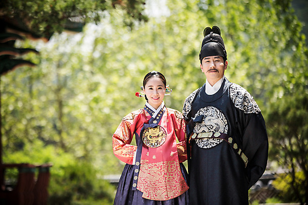 포토 JPG 주간 나무 전통 부부 커플 여자 남자 상반신 야외 두명 앞모습 30대 산책 한국인 한복 조선시대 세자 왕족전통의상 성인만 사극 국내포토 자연요소 식물 한국전통 뷰포인트 관계 휴식 사람 동양인 장년 역사 전통의상 파일형식 컨셉 한국 인종 아시아 나라