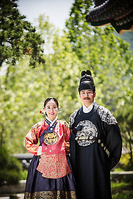 포토 JPG 주간 나무 전통 부부 커플 여자 남자 상반신 야외 두명 앞모습 30대 산책 한국인 한복 조선시대 세자 왕족전통의상 성인만 사극 국내포토 자연요소 식물 한국전통 뷰포인트 관계 휴식 사람 동양인 장년 역사 전통의상 파일형식
