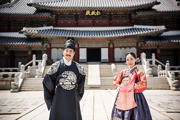 포토 JPG 주간 전통 부부 커플 여자 남자 한옥 서기 미소 상반신 야외 두명 앞모습 30대 궁전 한국인 한복 조선시대 세자 왕족전통의상 성인만 사극 국내포토 자연요소 한국전통 뷰포인트 고건축 관계 모션 표정 사람 동양인 장년 역사 전통의상 파일형식