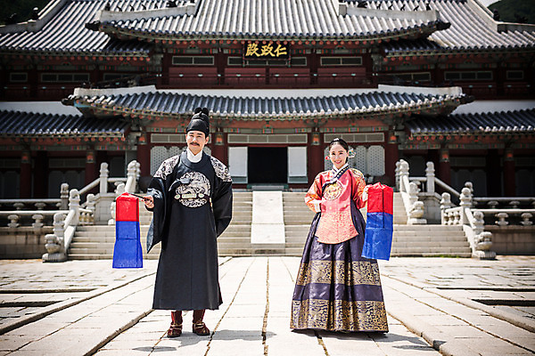 포토 JPG 주간 전신 전통 부부 커플 여자 남자 한옥 서기 미소 들기 야외 두명 앞모습 30대 궁전 한국인 한복 조선시대 청사초롱 세자 왕족전통의상 성인만 사극 국내포토 자연요소 한국전통 뷰포인트 고건축 관계 모션 표정 사람 동양인 장년 역사 전통의상 초롱 파일형식