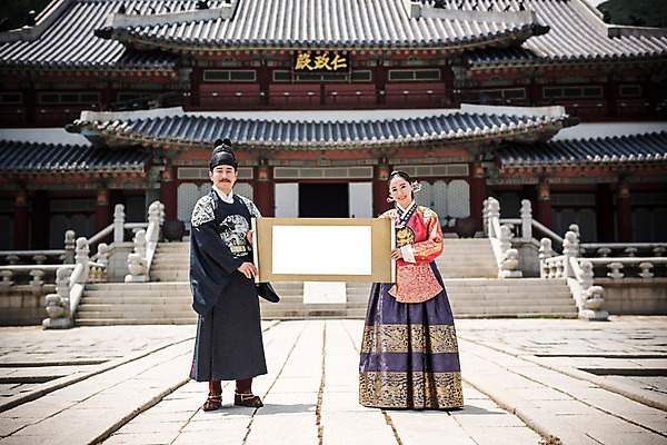 포토 JPG 주간 전신 전통 부부 커플 여자 남자 한옥 프레임 서기 미소 들기 야외 두명 앞모습 30대 궁전 한국인 한복 조선시대 족자 세자 왕족전통의상 성인만 사극 국내포토 자연요소 한국전통 뷰포인트 고건축 관계 모션 표정 사람 동양인 장년 역사 전통의상 파일형식