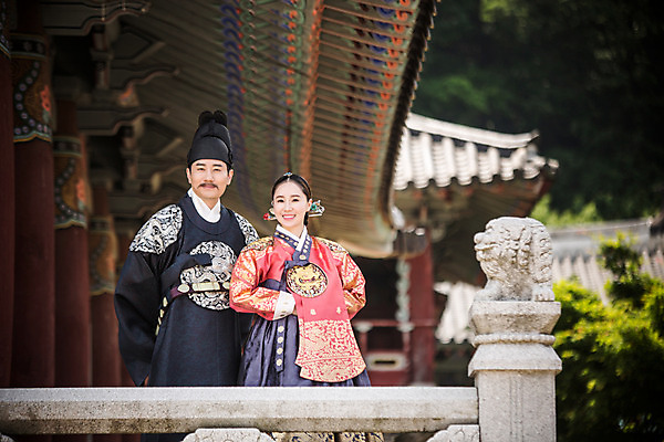 포토 JPG 주간 전통 부부 커플 여자 남자 난간 한옥 서기 미소 상반신 야외 두명 앞모습 30대 궁전 한국인 한복 조선시대 세자 왕족전통의상 성인만 사극 국내포토 자연요소 한국전통 뷰포인트 고건축 관계 모션 표정 사람 동양인 장년 역사 전통의상 파일형식