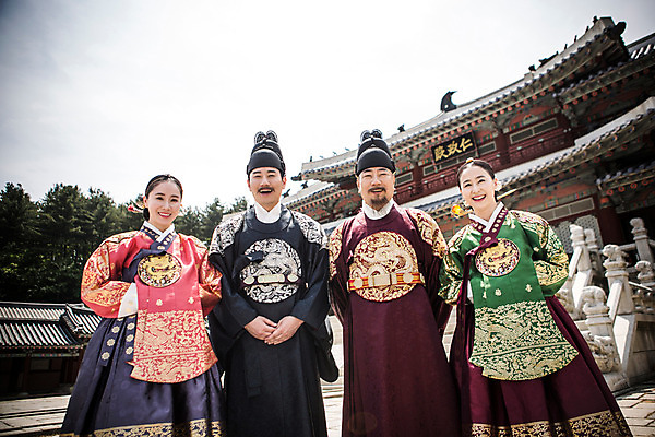 포토 JPG 주간 전통 여자 남자 40대 가족 한옥 서기 웃음 여러명 야외 앞모습 30대 궁전 한국인 60대 한복 왕 조선시대 여왕 세자 왕족전통의상 성인만 사극 국내포토 자연요소 한국전통 노년 뷰포인트 중년 다수 고건축 관계 모션 표정 사람 동양인 장년 역사 전통의상 파일형식