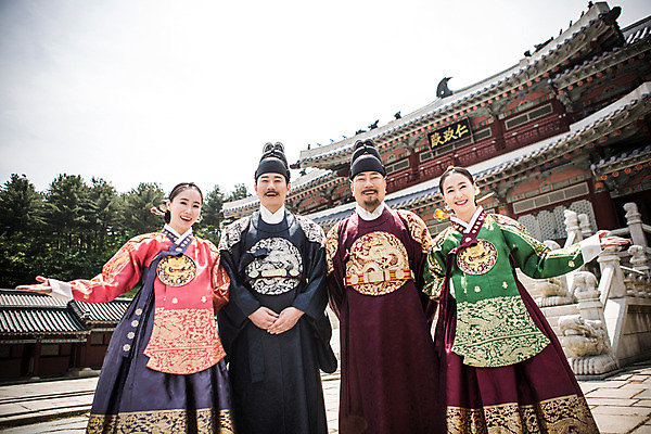 포토 JPG 주간 전통 여자 남자 40대 가족 한옥 안내 서기 웃음 여러명 야외 앞모습 30대 궁전 한국인 60대 한복 왕 조선시대 여왕 세자 왕족전통의상 성인만 사극 국내포토 자연요소 한국전통 노년 뷰포인트 중년 다수 고건축 관계 모션 표정 사람 동양인 장년 역사 전통의상 파일형식