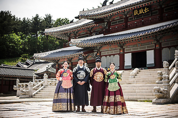 포토 JPG 주간 전신 전통 여자 남자 40대 가족 한옥 서기 여러명 성인 야외 앞모습 30대 궁전 한국인 60대 한복 왕 조선시대 여왕 세자 왕족전통의상 성인만 사극 국내포토 자연요소 한국전통 노년 뷰포인트 중년 다수 고건축 관계 모션 사람 동양인 장년 역사 전통의상 파일형식