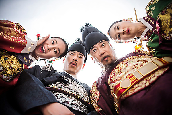 포토 JPG 주간 전통 여자 남자 로우앵글 40대 가족 서기 여러명 상반신 성인 야외 30대 놀람 한국인 60대 한복 왕 조선시대 여왕 세자 왕족전통의상 성인만 사극 국내포토 자연요소 한국전통 노년 감정 뷰포인트 중년 다수 관계 모션 표정 사람 동양인 장년 역사 전통의상 파일형식