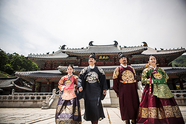 포토 JPG 주간 전신 전통 여자 남자 40대 가족 한옥 여러명 성인 야외 앞모습 30대 걷기 산책 궁전 한국인 60대 한복 왕 조선시대 여왕 세자 왕족전통의상 성인만 사극 국내포토 자연요소 한국전통 노년 뷰포인트 중년 다수 고건축 관계 모션 휴식 사람 동양인 장년 역사 전통의상 파일형식