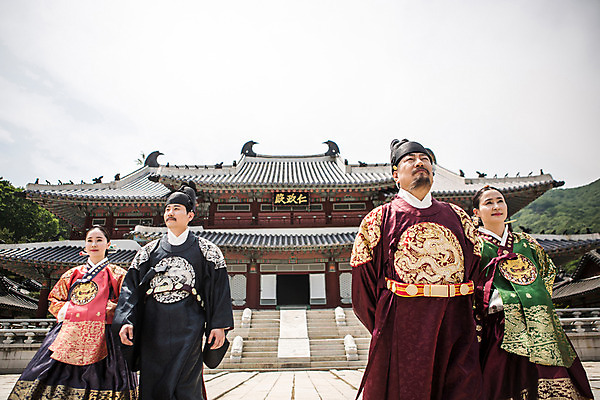 포토 JPG 주간 전신 전통 여자 남자 40대 가족 한옥 여러명 성인 야외 앞모습 30대 걷기 산책 궁전 한국인 60대 한복 왕 조선시대 여왕 세자 왕족전통의상 성인만 사극 국내포토 자연요소 한국전통 노년 뷰포인트 중년 다수 고건축 관계 모션 휴식 사람 동양인 장년 역사 전통의상 파일형식