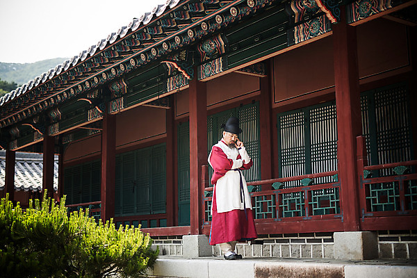 포토 JPG 주간 전신 남자 의학 한옥 한명 서기 성인 야외 옆모습 한국인 의사 60대 한복 고민 노인남자한명만 사극 의관 국내포토 자연요소 1 한국전통 전통 노년 감정 뷰포인트 고건축 모션 사람 동양인 의료진 전통의상 벼슬 남자한명만 노인남자만 파일형식