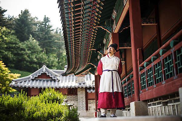 포토 JPG 주간 전신 남자 의학 한옥 한명 서기 성인 야외 앞모습 한국인 의사 올려보기 60대 한복 고민 뒷짐 노인남자한명만 사극 의관 국내포토 자연요소 1 한국전통 전통 노년 감정 뷰포인트 고건축 모션 사람 동양인 의료진 전통의상 벼슬 남자한명만 노인남자만 파일형식