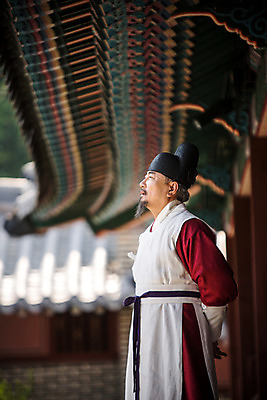 포토 JPG 주간 남자 의학 한옥 한명 서기 상반신 성인 야외 옆모습 한국인 의사 60대 한복 고민 뒷짐 노인남자한명만 사극 의관 국내포토 자연요소 1 한국전통 전통 노년 감정 뷰포인트 고건축 모션 사람 동양인 의료진 전통의상 벼슬 남자한명만 노인남자만 파일형식