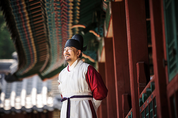 포토 JPG 주간 남자 의학 한옥 한명 서기 웃음 상반신 성인 야외 옆모습 한국인 의사 60대 한복 뒷짐 노인남자한명만 사극 의관 국내포토 자연요소 1 한국전통 전통 노년 뷰포인트 고건축 모션 표정 사람 동양인 의료진 전통의상 벼슬 남자한명만 노인남자만 파일형식