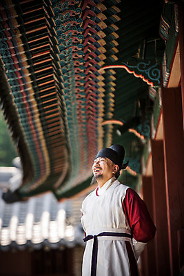 포토 JPG 주간 남자 의학 한옥 한명 서기 웃음 상반신 성인 야외 옆모습 한국인 의사 60대 한복 뒷짐 노인남자한명만 사극 의관 국내포토 자연요소 1 한국전통 전통 노년 뷰포인트 고건축 모션 표정 사람 동양인 의료진 전통의상 벼슬 남자한명만 노인남자만 파일형식