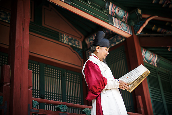 포토 JPG 주간 남자 의학 한옥 한명 서기 들기 상반신 성인 야외 옆모습 책 한국인 의사 60대 한복 노인남자한명만 사극 의관 국내포토 자연요소 1 한국전통 전통 노년 뷰포인트 고건축 모션 사람 동양인 의료진 전통의상 벼슬 남자한명만 노인남자만 파일형식