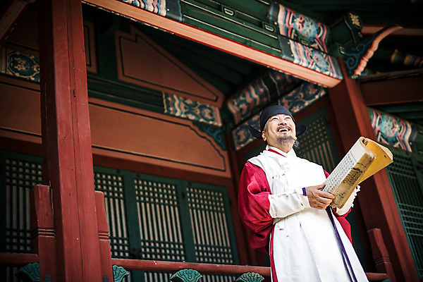 포토 JPG 주간 남자 의학 한옥 한명 서기 웃음 들기 상반신 성인 야외 옆모습 책 한국인 의사 60대 한복 노인남자한명만 사극 의관 국내포토 자연요소 1 한국전통 전통 노년 뷰포인트 고건축 모션 표정 사람 동양인 의료진 전통의상 벼슬 남자한명만 노인남자만 파일형식
