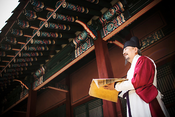 포토 JPG 주간 남자 의학 한옥 한명 서기 들기 상반신 성인 야외 옆모습 책 한국인 의사 60대 한복 노인남자한명만 사극 의관 국내포토 자연요소 1 한국전통 전통 노년 뷰포인트 고건축 모션 사람 동양인 의료진 전통의상 벼슬 남자한명만 노인남자만 파일형식