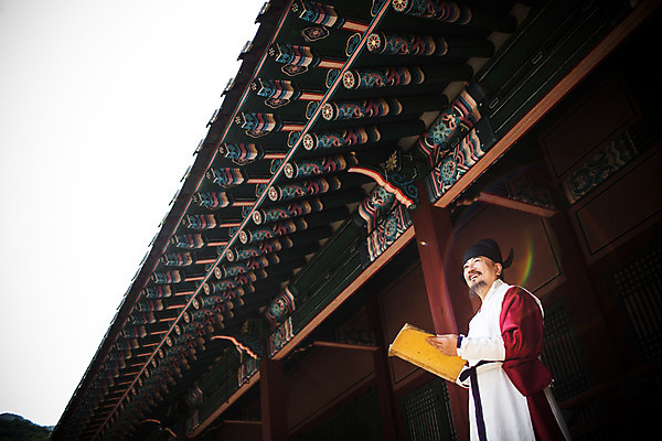 포토 JPG 주간 남자 의학 한옥 한명 서기 들기 상반신 성인 야외 옆모습 책 한국인 의사 60대 한복 노인남자한명만 사극 의관 국내포토 자연요소 1 한국전통 전통 노년 뷰포인트 고건축 모션 사람 동양인 의료진 전통의상 벼슬 남자한명만 노인남자만 파일형식