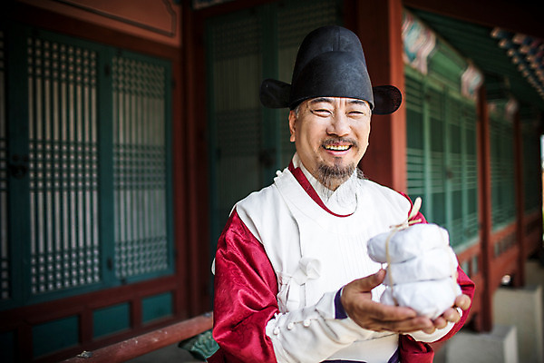 포토 JPG 주간 남자 의학 한옥 한명 서기 웃음 들기 상반신 성인 야외 앞모습 한국인 의사 한약재 60대 한복 노인남자한명만 사극 의관 국내포토 자연요소 1 한국전통 전통 노년 뷰포인트 고건축 모션 표정 사람 동양인 의료진 약재 전통의상 벼슬 남자한명만 노인남자만 파일형식