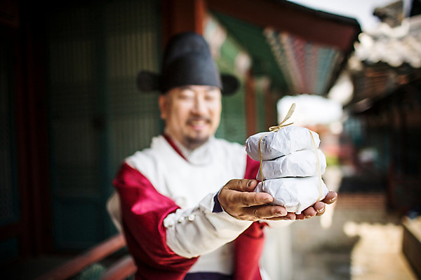 포토 JPG 주간 남자 의학 한옥 한명 서기 들기 상반신 성인 야외 앞모습 아웃포커스 한국인 의사 한약재 60대 한복 노인남자한명만 사극 의관 국내포토 자연요소 1 한국전통 전통 노년 뷰포인트 고건축 모션 촬영기법 사람 동양인 의료진 약재 전통의상 벼슬 남자한명만 노인남자만 파일형식
