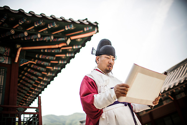 포토 JPG 주간 응시 남자 의학 한옥 한명 서기 상반신 성인 야외 한국인 의사 60대 한복 족자 심각 노인남자한명만 사극 의관 국내포토 자연요소 1 한국전통 전통 시선 노년 컨셉 고건축 모션 사람 동양인 의료진 전통의상 벼슬 남자한명만 노인남자만 파일형식