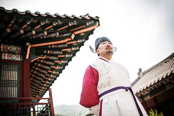 포토 JPG 주간 남자 의학 한옥 한명 서기 상반신 성인 야외 옆모습 한국인 의사 올려보기 60대 한복 뒷짐 심각 노인남자한명만 사극 의관 국내포토 자연요소 1 한국전통 전통 노년 뷰포인트 컨셉 고건축 모션 사람 동양인 의료진 전통의상 벼슬 남자한명만 노인남자만 파일형식