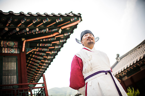 포토 JPG 주간 남자 의학 한옥 한명 서기 웃음 상반신 성인 야외 옆모습 한국인 의사 올려보기 60대 한복 뒷짐 노인남자한명만 사극 의관 국내포토 자연요소 1 한국전통 전통 노년 뷰포인트 고건축 모션 표정 사람 동양인 의료진 전통의상 벼슬 남자한명만 노인남자만 파일형식