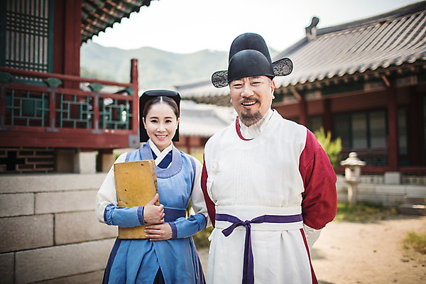 포토 JPG 주간 여자 남자 의학 한옥 서기 미소 들기 상반신 성인 야외 두명 앞모습 책 30대 한국인 간호사 의사 60대 한복 뒷짐 의녀 성인만 사극 국내포토 자연요소 한국전통 전통 노년 뷰포인트 고건축 모션 표정 사람 동양인 장년 의료진 전통의상 파일형식