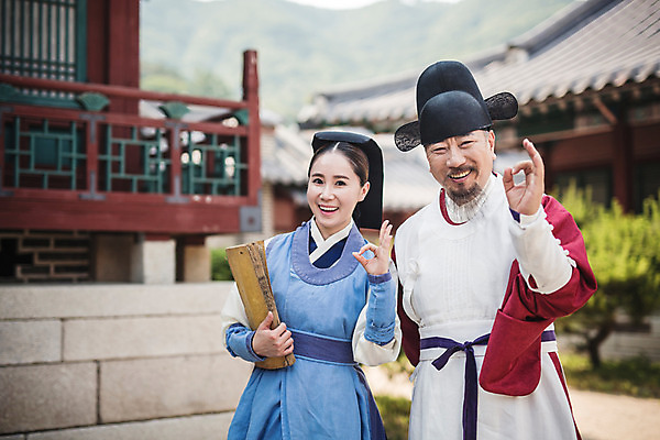 포토 JPG 주간 여자 남자 의학 한옥 서기 미소 들기 손짓 상반신 성인 야외 두명 앞모습 책 30대 한국인 간호사 의사 60대 OK 한복 의녀 성인만 사극 국내포토 자연요소 한국전통 전통 노년 뷰포인트 고건축 모션 표정 사람 동양인 장년 의료진 전통의상 파일형식