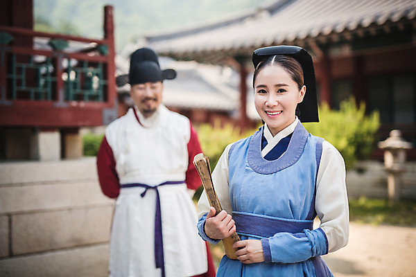 포토 JPG 주간 여자 남자 의학 한옥 서기 미소 들기 상반신 성인 야외 두명 앞모습 아웃포커스 책 30대 한국인 간호사 의사 60대 한복 의녀 성인만 사극 국내포토 자연요소 한국전통 전통 노년 뷰포인트 고건축 모션 촬영기법 표정 사람 동양인 장년 의료진 전통의상 파일형식