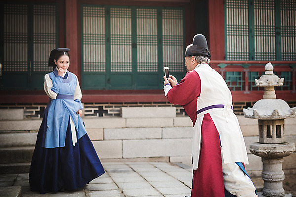 포토 JPG 주간 전신 여자 남자 포즈 의학 한옥 들기 성인 야외 두명 옆모습 30대 스마트폰 사진촬영 한국인 간호사 의사 60대 한복 의녀 성인만 사극 국내포토 자연요소 한국전통 전통 노년 뷰포인트 고건축 모션 사람 동양인 장년 핸드폰 스마트기기 촬영 의료진 전통의상 파일형식