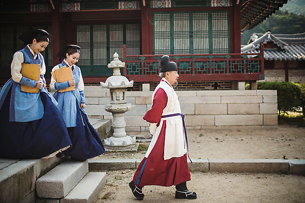 포토 JPG 주간 전신 여자 남자 40대 의학 한옥 성인 야외 옆모습 세명 30대 걷기 계단 한국인 간호사 의사 60대 한복 의녀 성인만 사극 의관 국내포토 자연요소 한국전통 전통 노년 뷰포인트 중년 고건축 모션 사람 동양인 장년 의료진 전통의상 벼슬 파일형식