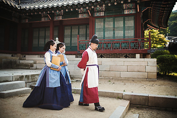 포토 JPG 주간 전신 여자 남자 40대 의학 한옥 성인 야외 옆모습 세명 30대 걷기 한국인 간호사 의사 60대 한복 의녀 성인만 사극 의관 국내포토 자연요소 한국전통 전통 노년 뷰포인트 중년 고건축 모션 사람 동양인 장년 의료진 전통의상 벼슬 파일형식