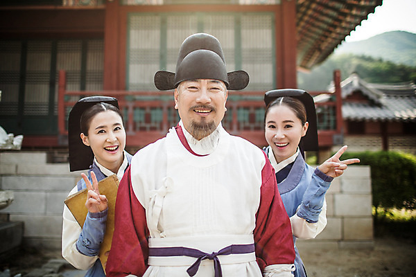 포토 JPG 주간 여자 남자 40대 의학 한옥 서기 미소 웃음 들기 손짓 상반신 성인 야외 앞모습 책 세명 30대 한국인 간호사 의사 60대 한복 브이 의녀 성인만 사극 의관 국내포토 자연요소 한국전통 전통 노년 뷰포인트 중년 고건축 모션 표정 사람 동양인 장년 의료진 전통의상 벼슬 파일형식