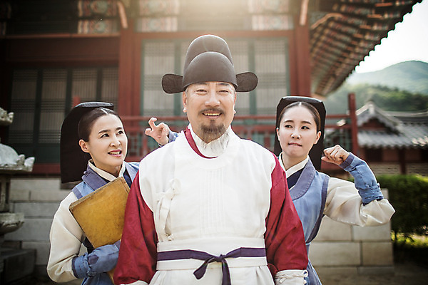 포토 JPG 주간 여자 남자 40대 장난 의학 한옥 서기 웃음 들기 손짓 상반신 성인 야외 앞모습 책 세명 30대 한국인 간호사 의사 60대 한복 의녀 성인만 사극 의관 국내포토 자연요소 한국전통 전통 노년 뷰포인트 중년 고건축 모션 표정 사람 동양인 장년 의료진 전통의상 벼슬 파일형식