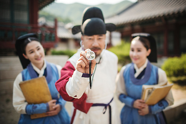 포토 JPG 주간 여자 남자 40대 의학 청진기 한옥 서기 들기 상반신 성인 야외 앞모습 아웃포커스 책 세명 30대 한국인 간호사 의사 60대 한복 의녀 성인만 사극 의관 국내포토 자연요소 한국전통 전통 노년 뷰포인트 중년 고건축 의료기기 모션 촬영기법 사람 동양인 장년 의료진 전통의상 벼슬 파일형식
