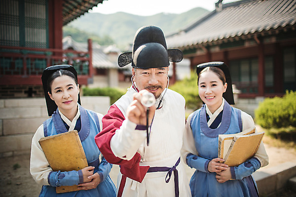 포토 JPG 주간 여자 남자 40대 의학 청진기 한옥 서기 미소 들기 상반신 성인 야외 앞모습 아웃포커스 책 세명 30대 한국인 간호사 의사 60대 한복 의녀 성인만 사극 의관 국내포토 자연요소 한국전통 전통 노년 뷰포인트 중년 고건축 의료기기 모션 촬영기법 표정 사람 동양인 장년 의료진 전통의상 벼슬 파일형식