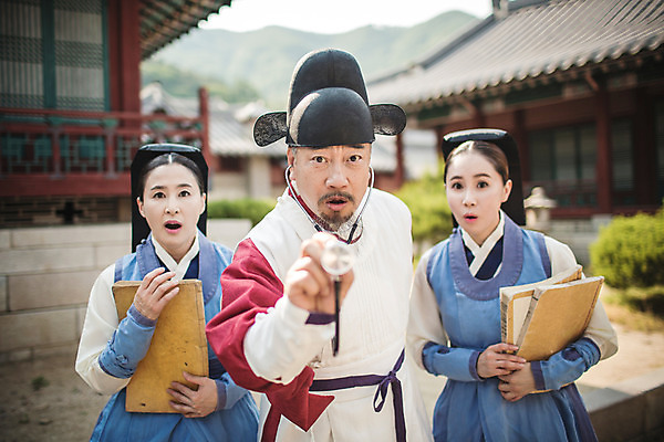 포토 JPG 주간 여자 남자 40대 의학 청진기 한옥 서기 들기 상반신 성인 야외 앞모습 아웃포커스 책 세명 30대 놀람 한국인 간호사 의사 60대 한복 의녀 성인만 사극 의관 국내포토 자연요소 한국전통 전통 노년 감정 뷰포인트 중년 고건축 의료기기 모션 촬영기법 표정 사람 동양인 장년 의료진 전통의상 벼슬 파일형식