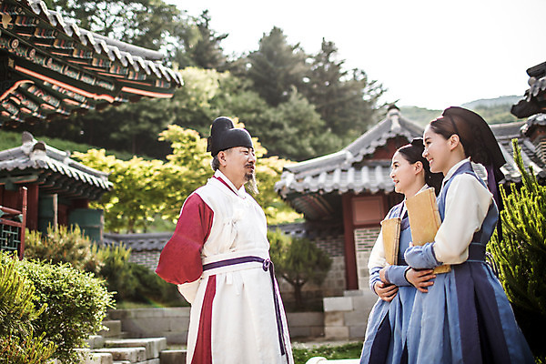 포토 JPG 주간 여자 남자 40대 의학 한옥 대화 설명 서기 성인 야외 옆모습 책 세명 30대 한국인 간호사 의사 60대 한복 의녀 성인만 사극 의관 국내포토 자연요소 한국전통 전통 노년 뷰포인트 중년 고건축 모션 말하기 사람 동양인 장년 의료진 전통의상 벼슬 파일형식