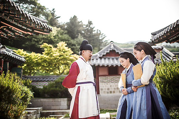 포토 JPG 주간 여자 남자 40대 의학 한옥 서기 성인 야외 옆모습 책 세명 30대 듣기 한국인 간호사 의사 60대 한복 의녀 성인만 사극 의관 국내포토 자연요소 한국전통 전통 노년 뷰포인트 중년 고건축 모션 사람 동양인 장년 의료진 전통의상 벼슬 파일형식