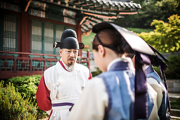 포토 JPG 주간 여자 남자 40대 의학 한옥 서기 성인 야외 앞모습 뒷모습 세명 30대 듣기 한국인 간호사 의사 60대 한복 심각 의녀 성인만 사극 의관 국내포토 자연요소 한국전통 전통 노년 뷰포인트 중년 컨셉 고건축 모션 사람 동양인 장년 의료진 전통의상 벼슬 파일형식