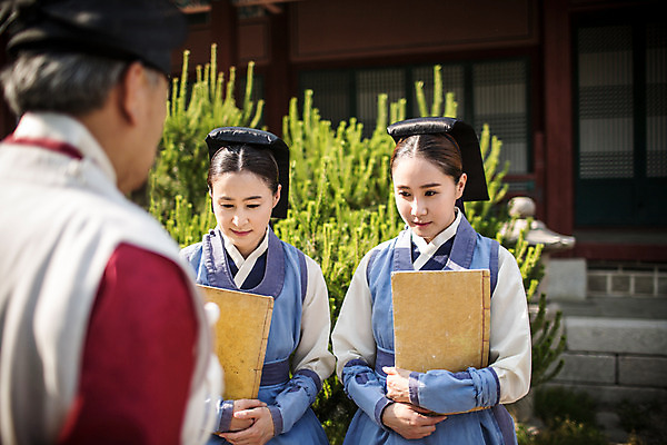 포토 JPG 주간 여자 남자 40대 의학 한옥 서기 들기 성인 야외 앞모습 뒷모습 책 세명 30대 듣기 한국인 간호사 의사 60대 한복 의녀 성인만 사극 의관 국내포토 자연요소 한국전통 전통 노년 뷰포인트 중년 고건축 모션 사람 동양인 장년 의료진 전통의상 벼슬 파일형식