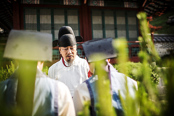 포토 JPG 주간 여자 남자 40대 의학 한옥 서기 성인 야외 앞모습 뒷모습 세명 30대 한국인 간호사 의사 60대 한복 심각 의녀 성인만 사극 의관 국내포토 자연요소 한국전통 전통 노년 뷰포인트 중년 컨셉 고건축 모션 사람 동양인 장년 의료진 전통의상 벼슬 파일형식