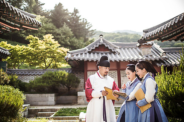 포토 JPG 주간 여자 남자 40대 의학 한옥 설명 서기 들기 성인 야외 앞모습 옆모습 세명 30대 한국인 간호사 의사 60대 한복 의녀 성인만 사극 의관 국내포토 자연요소 한국전통 전통 노년 뷰포인트 중년 고건축 모션 사람 동양인 장년 의료진 전통의상 벼슬 파일형식