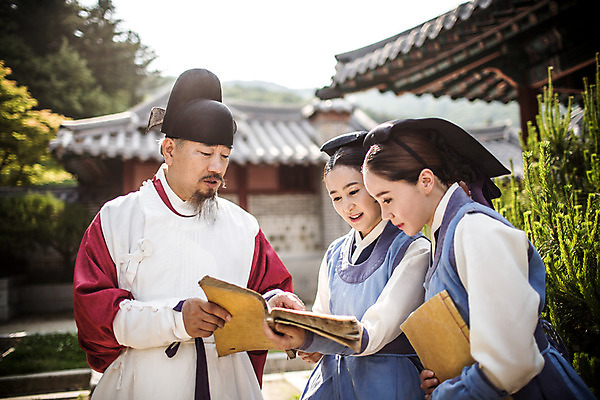 포토 JPG 주간 여자 남자 40대 의학 한옥 설명 서기 들기 상반신 성인 야외 앞모습 책 세명 30대 한국인 간호사 의사 60대 한복 의녀 성인만 사극 의관 국내포토 자연요소 한국전통 전통 노년 뷰포인트 중년 고건축 모션 사람 동양인 장년 의료진 전통의상 벼슬 파일형식