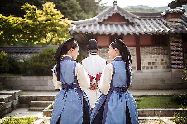 포토 JPG 주간 여자 남자 40대 의학 한옥 성인 야외 뒷모습 세명 30대 걷기 한국인 간호사 의사 60대 한복 의녀 성인만 사극 의관 국내포토 자연요소 한국전통 전통 노년 뷰포인트 중년 고건축 모션 사람 동양인 장년 의료진 전통의상 벼슬 파일형식