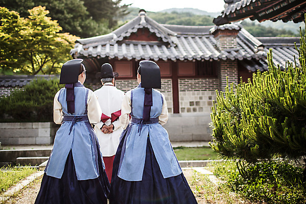 포토 JPG 주간 여자 남자 40대 의학 한옥 성인 야외 뒷모습 세명 30대 걷기 한국인 간호사 의사 60대 한복 의녀 성인만 사극 의관 국내포토 자연요소 한국전통 전통 노년 뷰포인트 중년 고건축 모션 사람 동양인 장년 의료진 전통의상 벼슬 파일형식