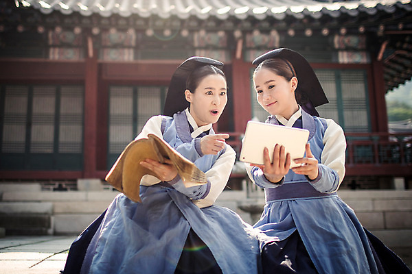 포토 JPG 주간 여자 40대 의학 한옥 들기 앉기 상반신 성인 야외 두명 앞모습 책 30대 태블릿 놀람 한국인 간호사 한복 호기심 의녀 성인여자만 사극 국내포토 자연요소 한국전통 전통 감정 뷰포인트 중년 컨셉 고건축 모션 표정 사람 동양인 장년 전자제품 스마트기기 의료진 전통의상 여자만 성인만 파일형식